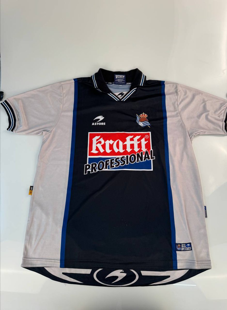 RSF_ClassicPics's tweet photo. 🚨 SORTEO 🚨

👕 Por gentileza de @Ctinfo_17
 sorteamos esta camiseta retro de la temporada 00/01. Para participar:

1️⃣ Síguenos.
2️⃣ Sigue a @Ctinfo_17
3️⃣ RT a esta publicación citando a otro usuario.

⏰ El plazo se cerrará el jueves cuando empiece el partido de la Real (21:00) https://t.co/itWTGDkpRp