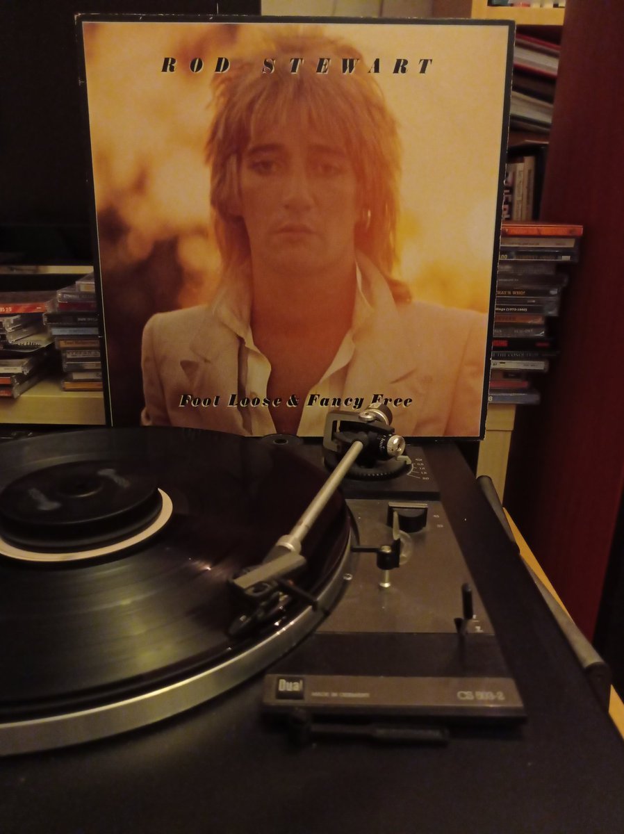 På min grammofon ikväll: Rod Stewart och plattan "Foot Loose &amp; Fancy Free" från -77. Ett bra sätt att dra igång lördagskvällen 😎