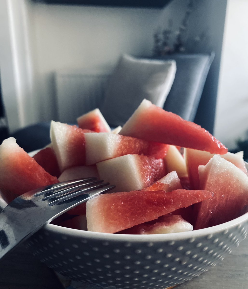 DietSaba's tweet photo. لاترمي الطبقة البيضاء من قشور البطيخ!
فائدتها أكبر من لبها الأحمر من حيث غناها بالأمينواسيد سترولين لتأثيره الأيجابي علي ضغط الدم العالي و غناها بالمعادن و الڤتامينات الهامة C, A B6و غنية جدا بالألياف المنظفة للأمعاء والتخلص من الأمساك! والأهم قليلة السكر لمرضي السكري @DietArab https://t.co/JjB47O5CKz