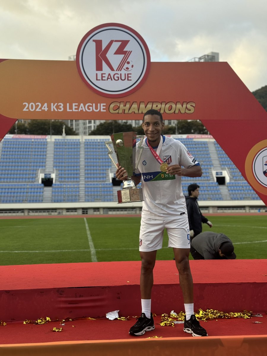 Alex_camilo98's tweet photo. Campeão ✅
Artilheiro ✅

Muito feliz por viver esse momento maravilhoso 

Glória a Deus por tudo em minha vida 🙏💙🤍🇰🇷🔫 https://t.co/b2X2c389py