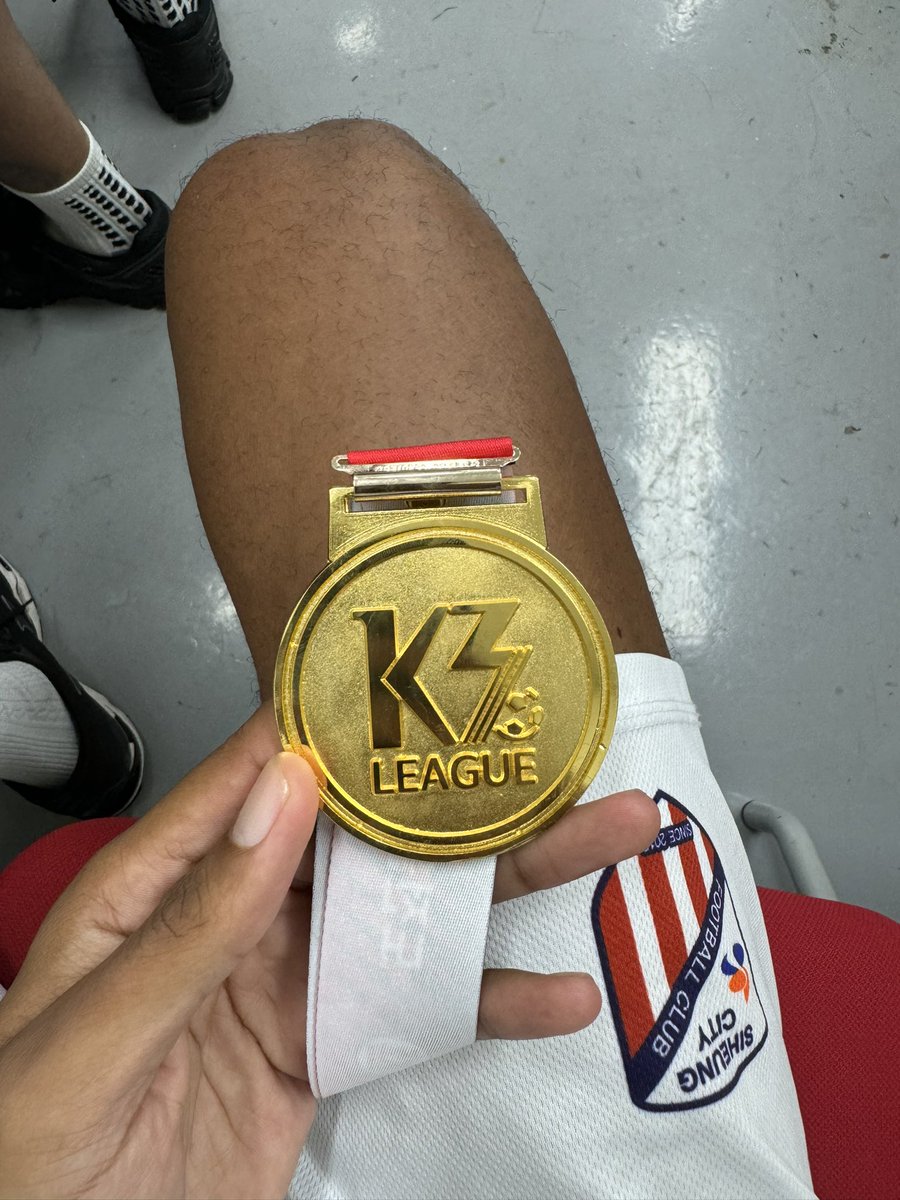 Alex_camilo98's tweet photo. Campeão ✅
Artilheiro ✅

Muito feliz por viver esse momento maravilhoso 

Glória a Deus por tudo em minha vida 🙏💙🤍🇰🇷🔫 https://t.co/b2X2c389py