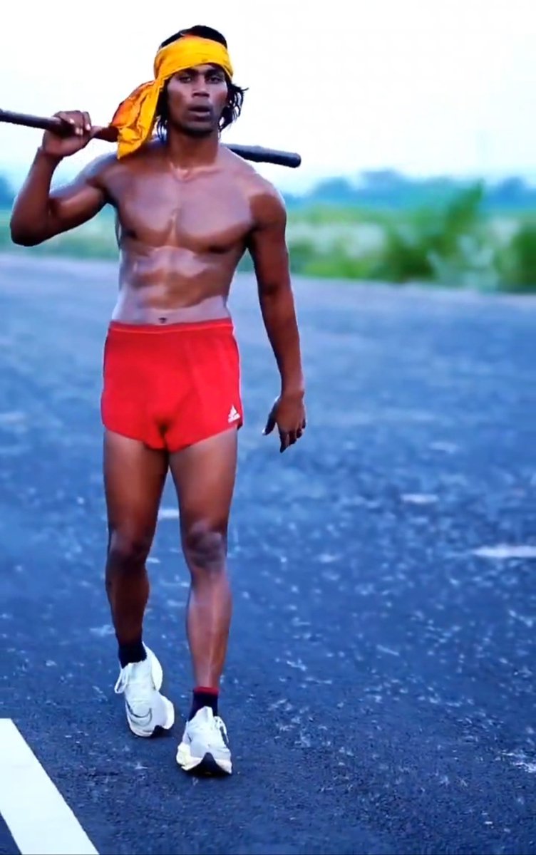 RAGHUVIRATNAGAR's tweet image. ये बिहार के Usain Bolt राजा यादव है।😱 

इनकी दौड़ने की स्पीड 🚄 देखिए, ऐसा लग रहा है बुलेट ट्रेन को भी पीछे छोड़ देंगे। ऐसे प्रतिभा शाली युवा को देश की ज़रूरत है। 
#rajayadav #TrainAccident #TrainAccident