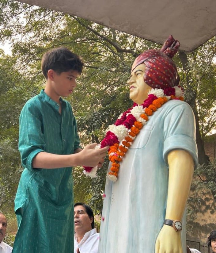 N_Gurjar34's tweet photo. दादा जी का लाडला छोटा पोता!

काश आज आप दुनियां में होते तो अपने बेटे @SachinPilot पर गर्व करते। https://t.co/Mrz6oWtpis