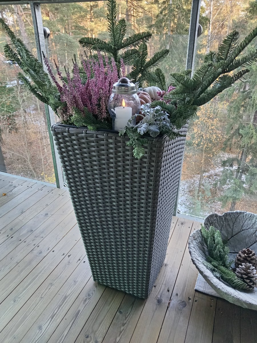 Sytytin kynttilän edeltä menneitten muistolle, läheisiä ihmisiä muistellen kuin myös rakkaita eläinystäviä, muistoissa elätte aina.