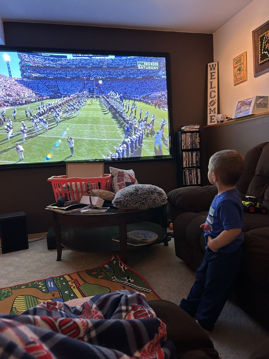 KyOlson12's tweet photo. My 2 year-old getting hyped watching the Penn State intro 💙🏈 #CFB #startemearly https://t.co/nDceCrkCP8