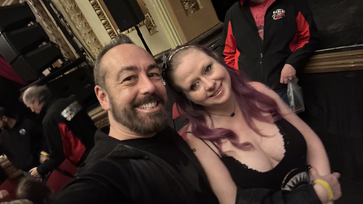 90minutetape's tweet image. We had a super awesome time hanging out with future lifelong friends @Netropolis and @MrsNetropolis last night at The Burt for a viewing of the documentary The Phantom of Winnipeg followed by a fun set with @ThatKevinSmith who is always so kind and genuine.