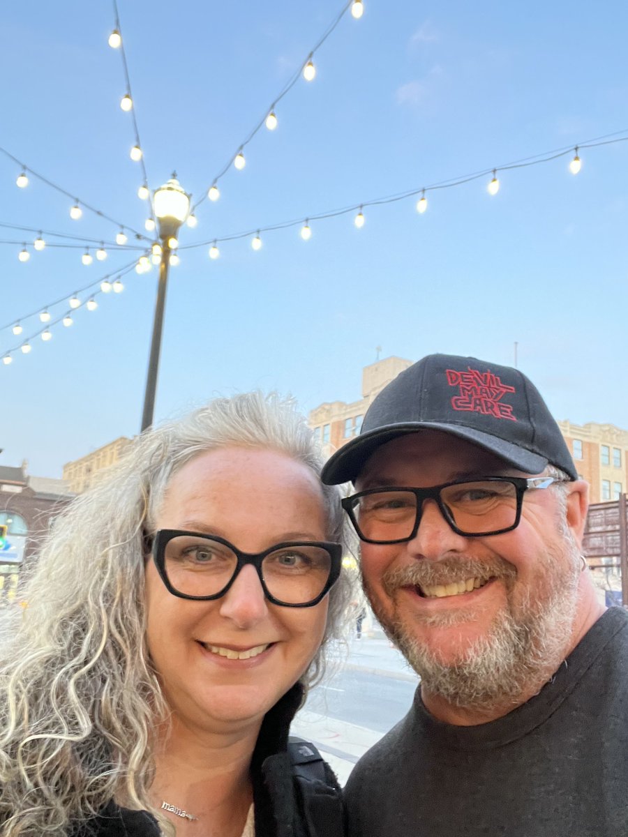 90minutetape's tweet image. We had a super awesome time hanging out with future lifelong friends @Netropolis and @MrsNetropolis last night at The Burt for a viewing of the documentary The Phantom of Winnipeg followed by a fun set with @ThatKevinSmith who is always so kind and genuine.