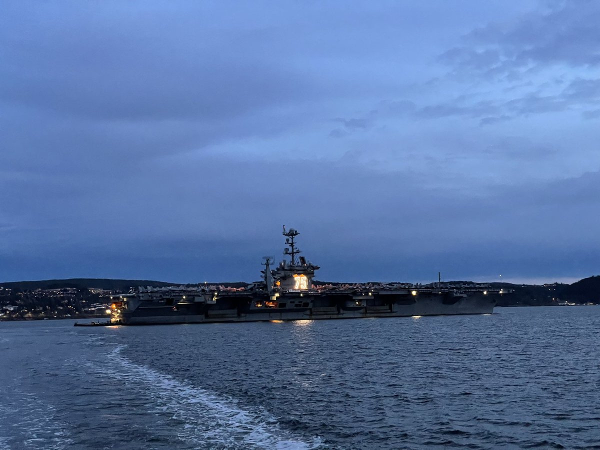 SjoerdJSmit's tweet image. For the 2nd time in 18 months a US carrier sailed into the Oslo fjord as part of a training exercise with #NATO partners. On board of USS Harry S. Truman we are reminded that in turbulent geopolitical times, NATO stands together! @NLinNorway @NorwayMFA @DutchMFA @NLDefatNordics