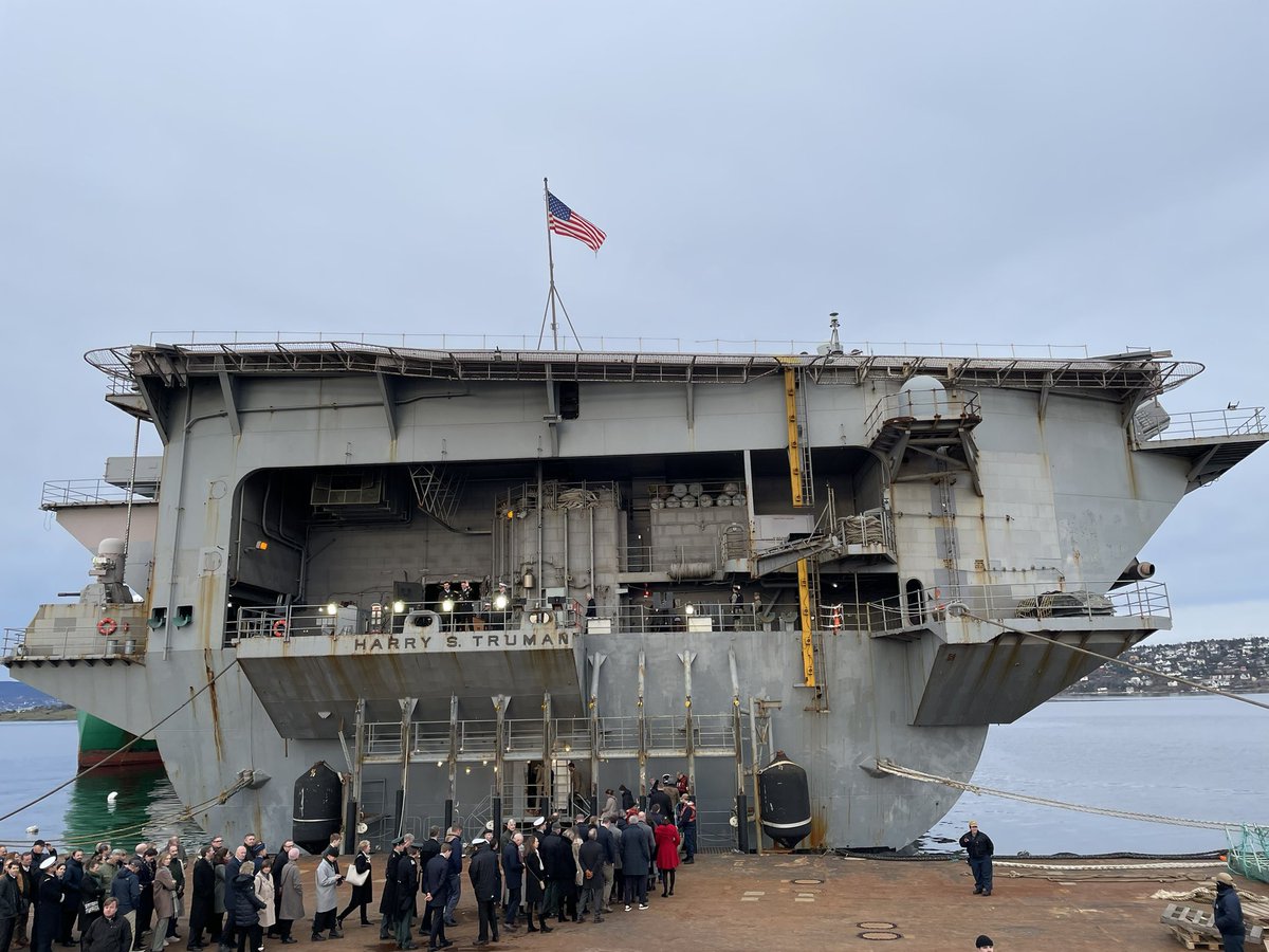 SjoerdJSmit's tweet image. For the 2nd time in 18 months a US carrier sailed into the Oslo fjord as part of a training exercise with #NATO partners. On board of USS Harry S. Truman we are reminded that in turbulent geopolitical times, NATO stands together! @NLinNorway @NorwayMFA @DutchMFA @NLDefatNordics