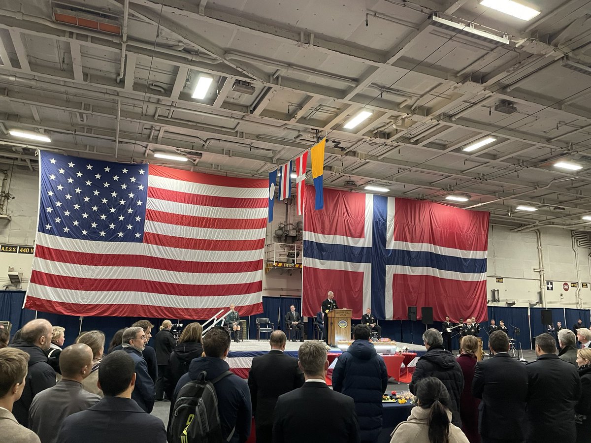SjoerdJSmit's tweet image. For the 2nd time in 18 months a US carrier sailed into the Oslo fjord as part of a training exercise with #NATO partners. On board of USS Harry S. Truman we are reminded that in turbulent geopolitical times, NATO stands together! @NLinNorway @NorwayMFA @DutchMFA @NLDefatNordics