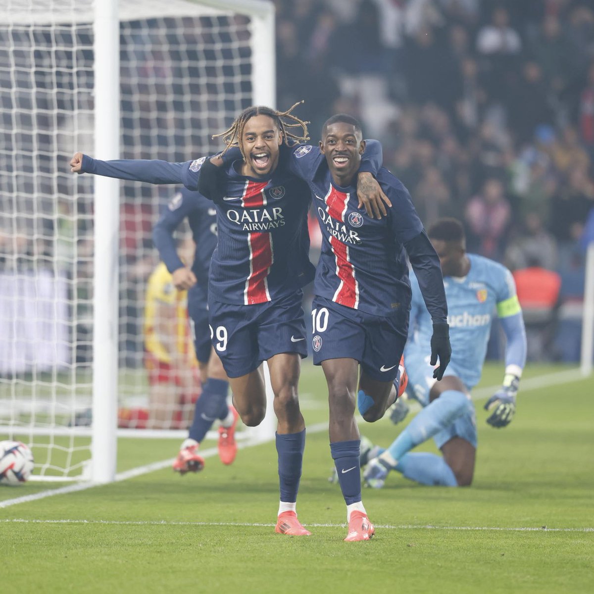 PSG_inside's tweet photo. ✨ Bradley 𝐁𝐚𝐫𝐜𝐨𝐥𝐚 x Ousmane 𝐃𝐞𝐦𝐛𝐞́𝐥𝐞́ ✨

#PSGRCL 1️⃣-0️⃣ I #Ligue1 https://t.co/WggwTPnmPH