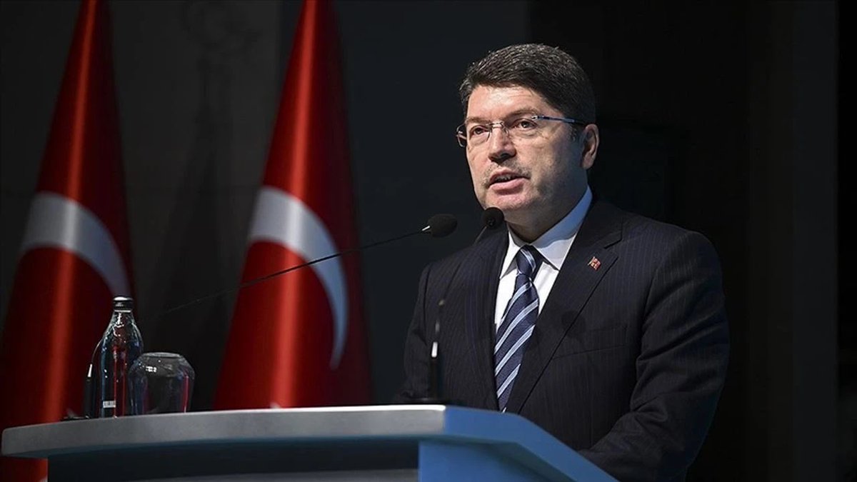 darkwebhaber's tweet photo. Adalet Bakanı Yılmaz Tunç:

"Tabelada Cumhuriyet yazmakla, Halkçı yazmakla, halkçı olunmaz, cumhuriyetçi olunmaz." https://t.co/h197MWv7sk
