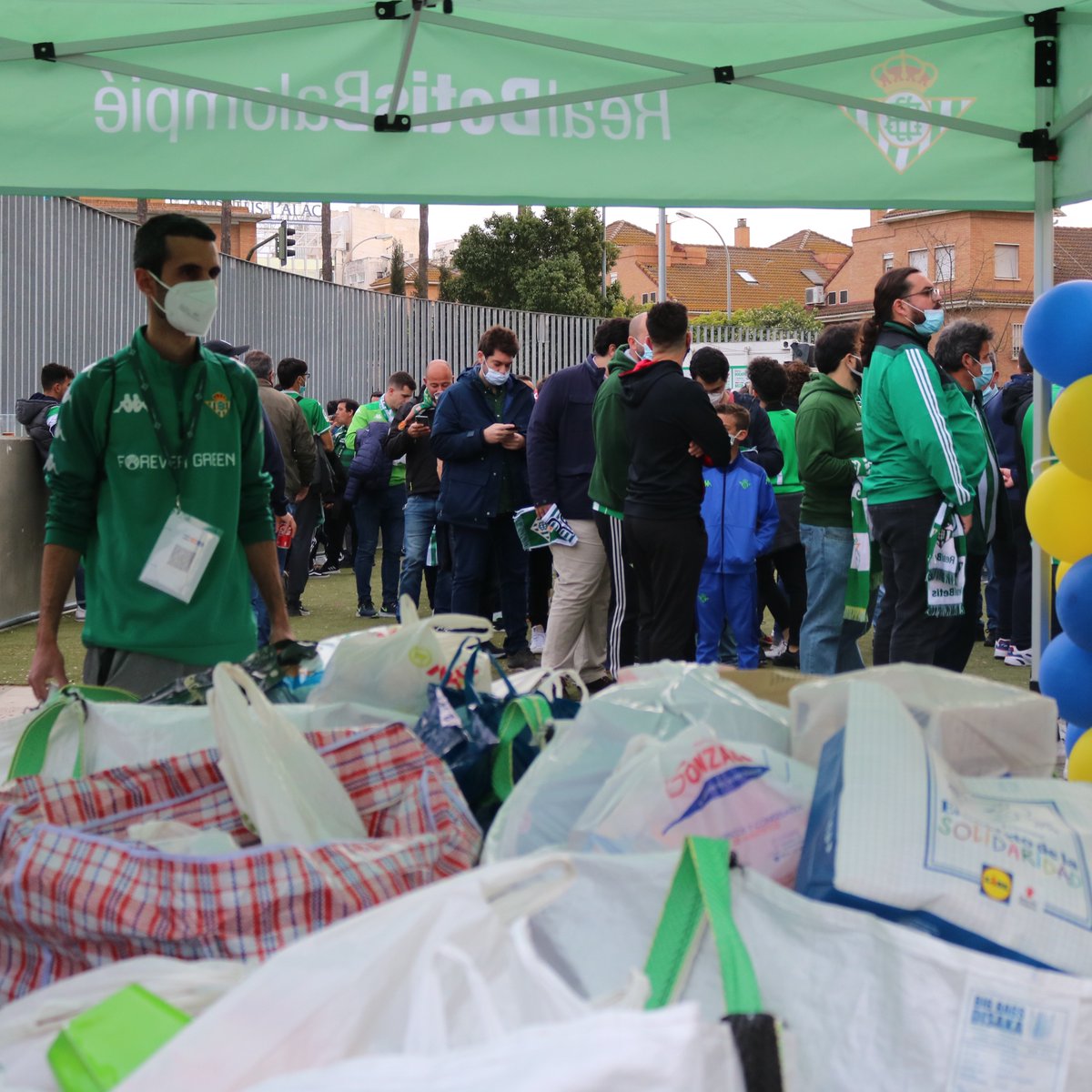 El <a href="/RealBetis/">Real Betis Balompié 🌴💚</a> y su Fundación prestan ayuda a los afectados por la Dana 💚

Entre las acciones que se están preparando, el Estadio Benito Villamarín será un centro de recepción de material de ayuda humanitaria que será enviado a Valencia 🏟️

➡️ realbetisbalompie.es/noticias/area-…