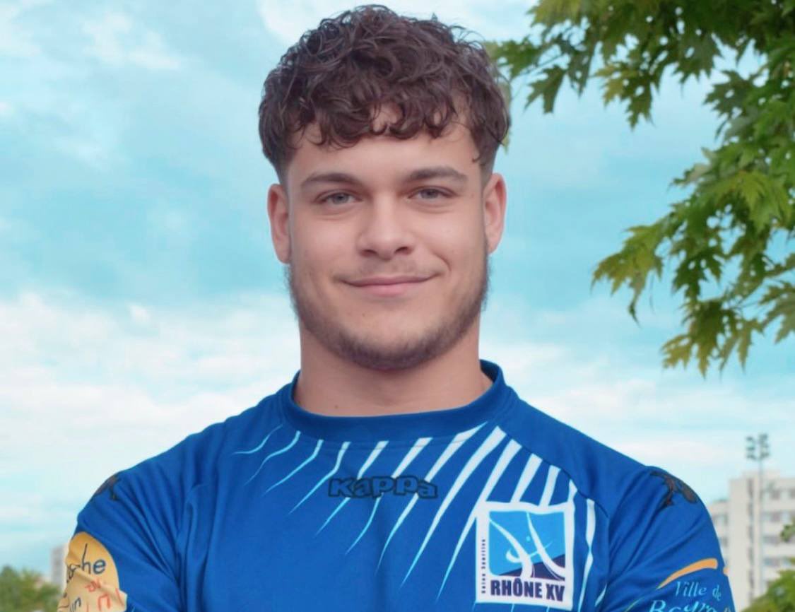 Frontieresmedia's tweet photo. 🚨 Nicolas Dumas, rugbyman de 22 ans licencié dans le même club de rugby que Thomas Perotto, est décédé suite à ses blessures après une fusillade devant une boîte de nuit en Ardèche : https://t.co/FZi6UGVlRP https://t.co/GDEGhVZu8u