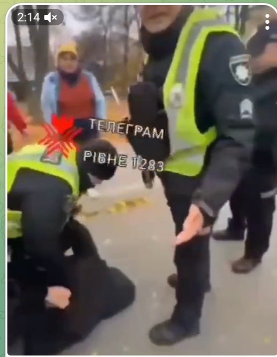 🇺🇦СТРАДАО МЛАДИЋ ПРИЛИКОМ ПОКУШАЈА НАСИЛНЕ МОБИЛИЗАЦИЈЕ

Млађи мушкарац из места Ривне у Украјини, преминуо је приликом  насилног покушаја мобилизације.

Младић је страдао највероватније услед гушења, или му је један од полицајаца који су га насилно приводили, сломио врат коленом