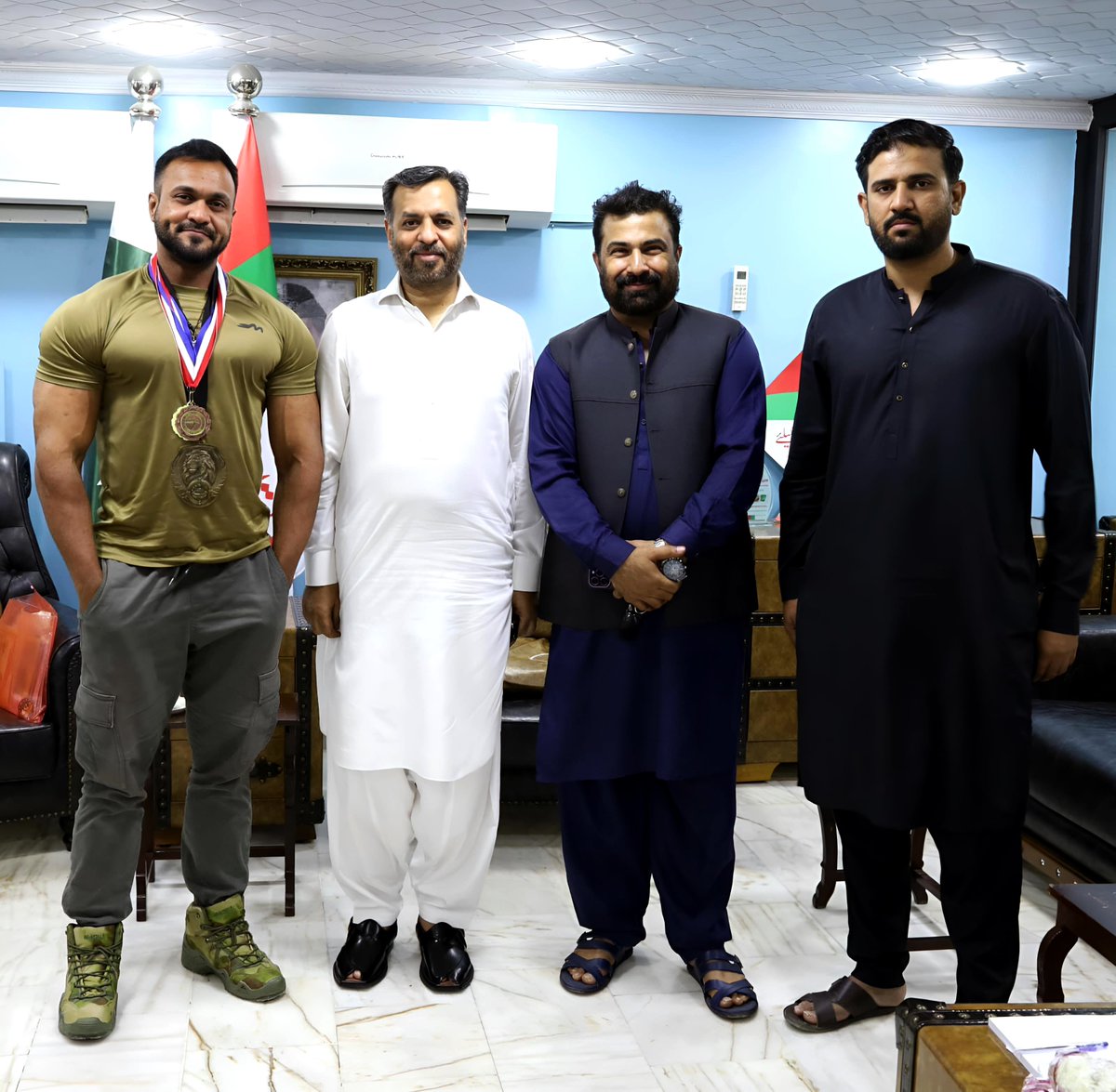 KamalMQM's tweet photo. ایم کیو ایم پاکستان کے مرکزی الیکشن آفس پاکستان ہاؤس میں گولڈ میڈلسٹ رمیز ابراہیم نے سینئر مرکزی رہنما سید مصطفی کمال اور انیس قائم خانی سے ملاقات کی 
امریکہ میں باڈی بلڈنگ کے عالمی مقابلے میں گولڈ میڈل جیت کر مسٹر یونیورس 2024 بننے کا اعزاز حاصل کرنے پر ایم کیو ایم کے سینئر مرکزی رہنماؤں نے مبارکباد پیش کی اور گلدستہ پیش کیا دیگر رہنماؤں شبیر احمد قائم خانی ، فرقان اطیب، شکیل احمد، ارشد حسن نے پھولوں کے ہار پہناۓ ۔

#MQMPakistan #MustafaKamal #AnisAhmedQaimKhani #MrUniverse #RameezIbrahimKhan #Karachi #Pakistan
