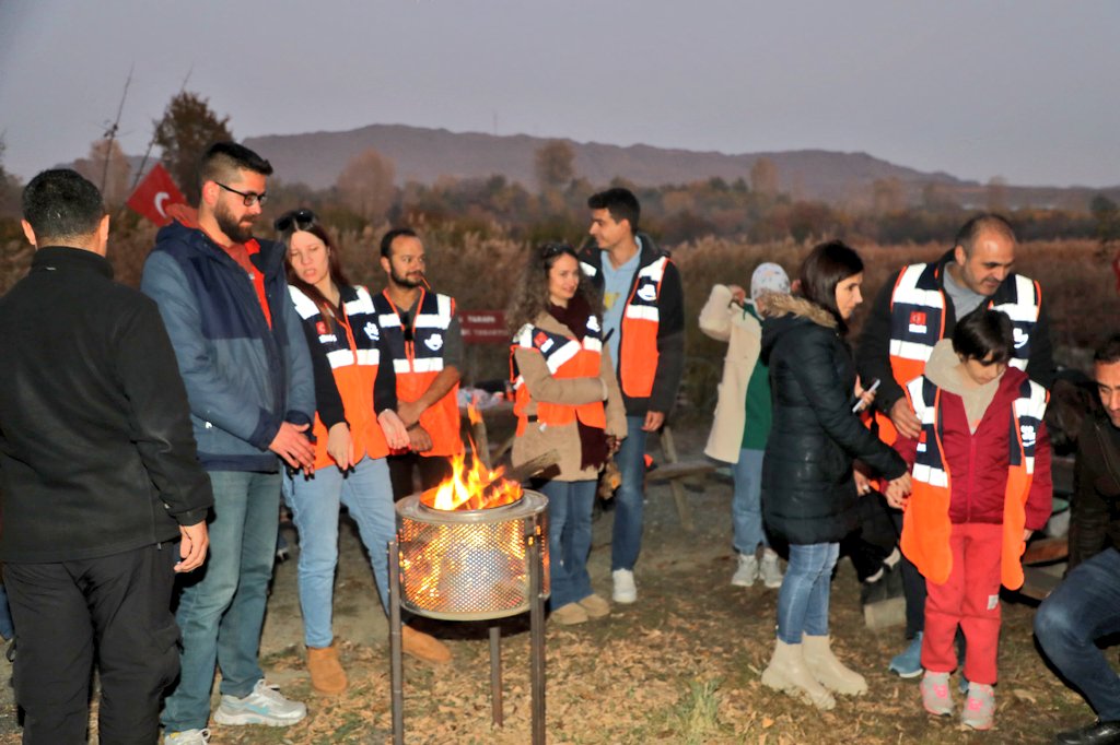 KarsValiligi's tweet photo. 📍#GaziKars Halıkışla Köyü 

Valimiz Ziya Polat, AFAD İl Müdürlüğümüzce düzenlenen çadır kurma, ip çekme, denge, dart ve bilgi yarışmalarının yapıldığı Destek AFAD Gönüllüleri Buluşuyor Programı'na katıldı.

@AliYerlikaya 
@ziyapolat73 
@TC_icisleri 
@AFADBaskanlik https://t.co/JLjjkmXFXm