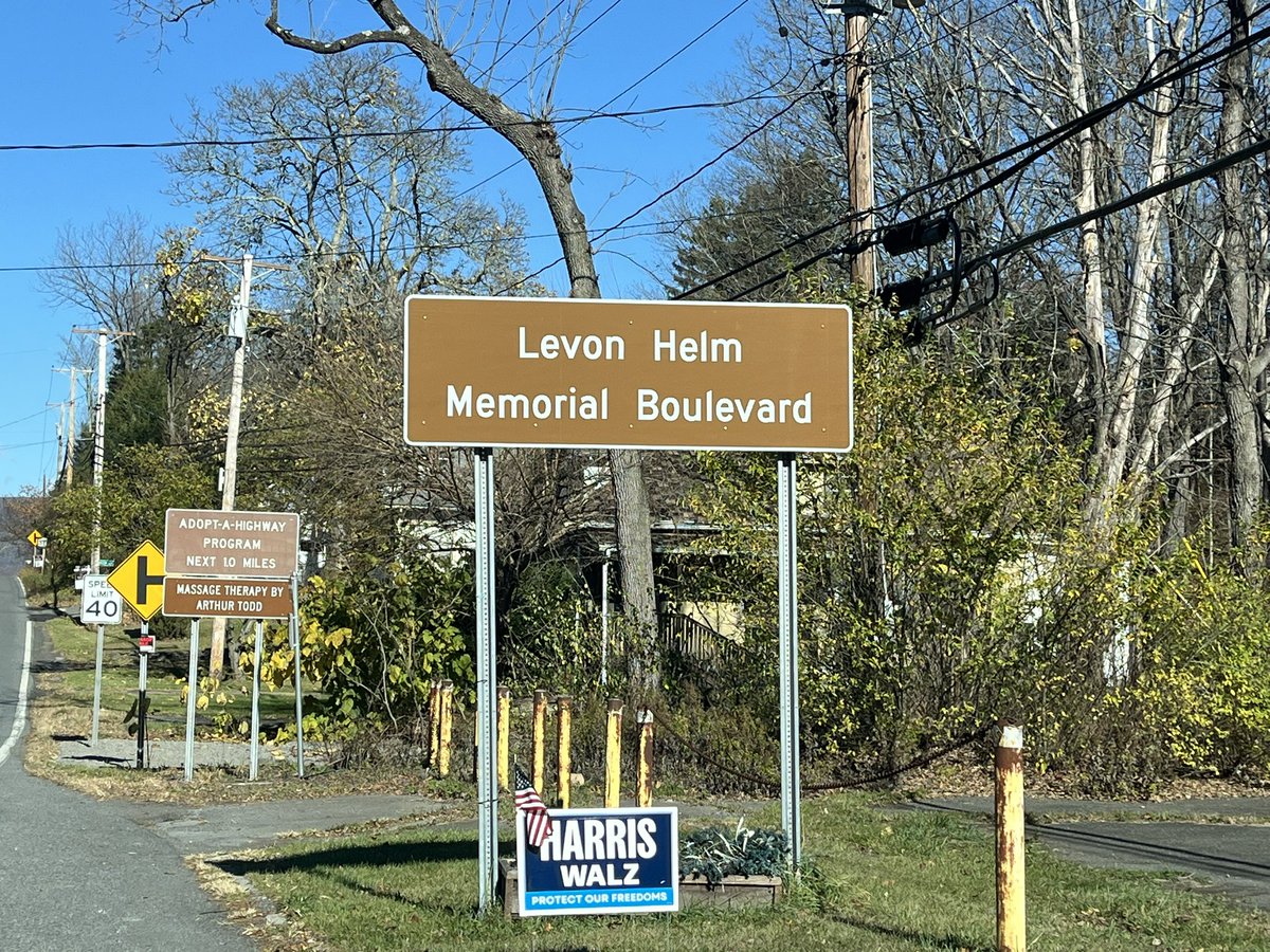 On a weekend getaway in the Catskills. Beautiful setting, fresh mountain air, smells like a #Harris_Walz2024 landslide!!