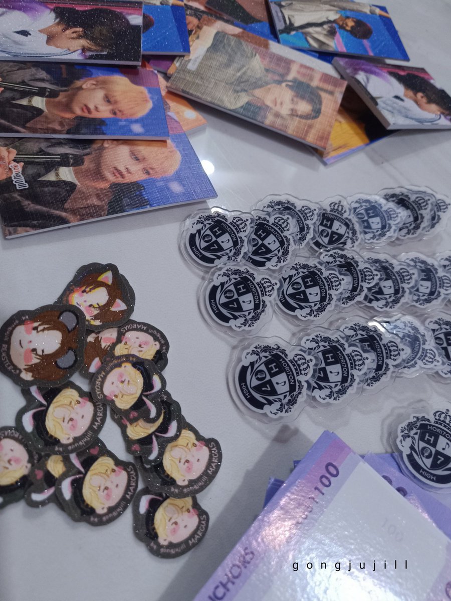 Get one of these freebies when you drop by the Fan Hub tomorrow! 

✨ Hori7on High Acrylic Badge
✨ Hori7on Bill
✨ Catokki Stickers
✨ Sintra board PCs

Mechanics:
💖 Like &amp; RT this post; MBF
💖 1:1 | random 

✨Loc: Anchor Fanhub
✨Time TBA

#DAYTOUR_ANCHORHIGH #HORI7ON