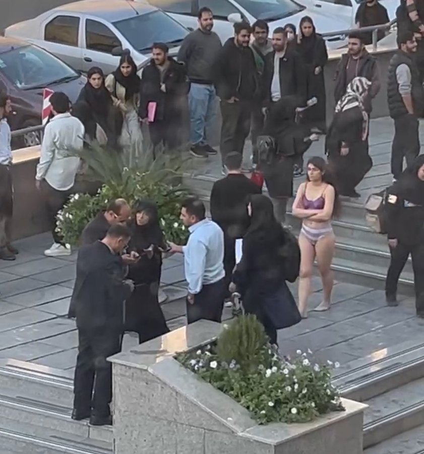 Man nennt sie auf persisch-sprachigen sozialen Medien "die Tochter der Wissenschaft Fakultät."

Sie wurde in Tehran von den Sitten einer "Freien Universität" angegriffen, aus Protest hat sich sich dann so ausgezogen.  
Ja Mann! Die Frau Leben Freiheit Bewegung im Iran lebt.