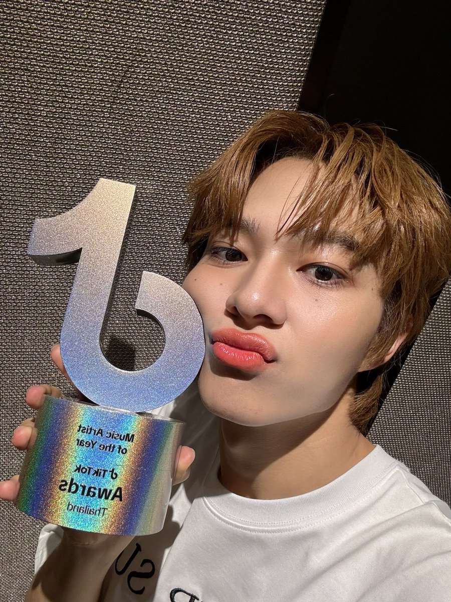 ขอบคุณสำหรับรางวัล music artist of the year ด้วยนะค้าบ ขอบคุณ tiktok ขอบคุณแฟน ๆ ทุกคนเลยที่ช่วยกันโหวตให้นุเสมอ หายเหนื่อยแล้วน้า รักนะ จุ๊บ ๆ ❤️
Tiktok Awards x NuNew
#นุนิวที่งานติ๊กต๊อกอวอร์ด
#TikTokAwardsTH2024xDMD
#TikTokAwardsTH2024
#TikTokAwardsTH