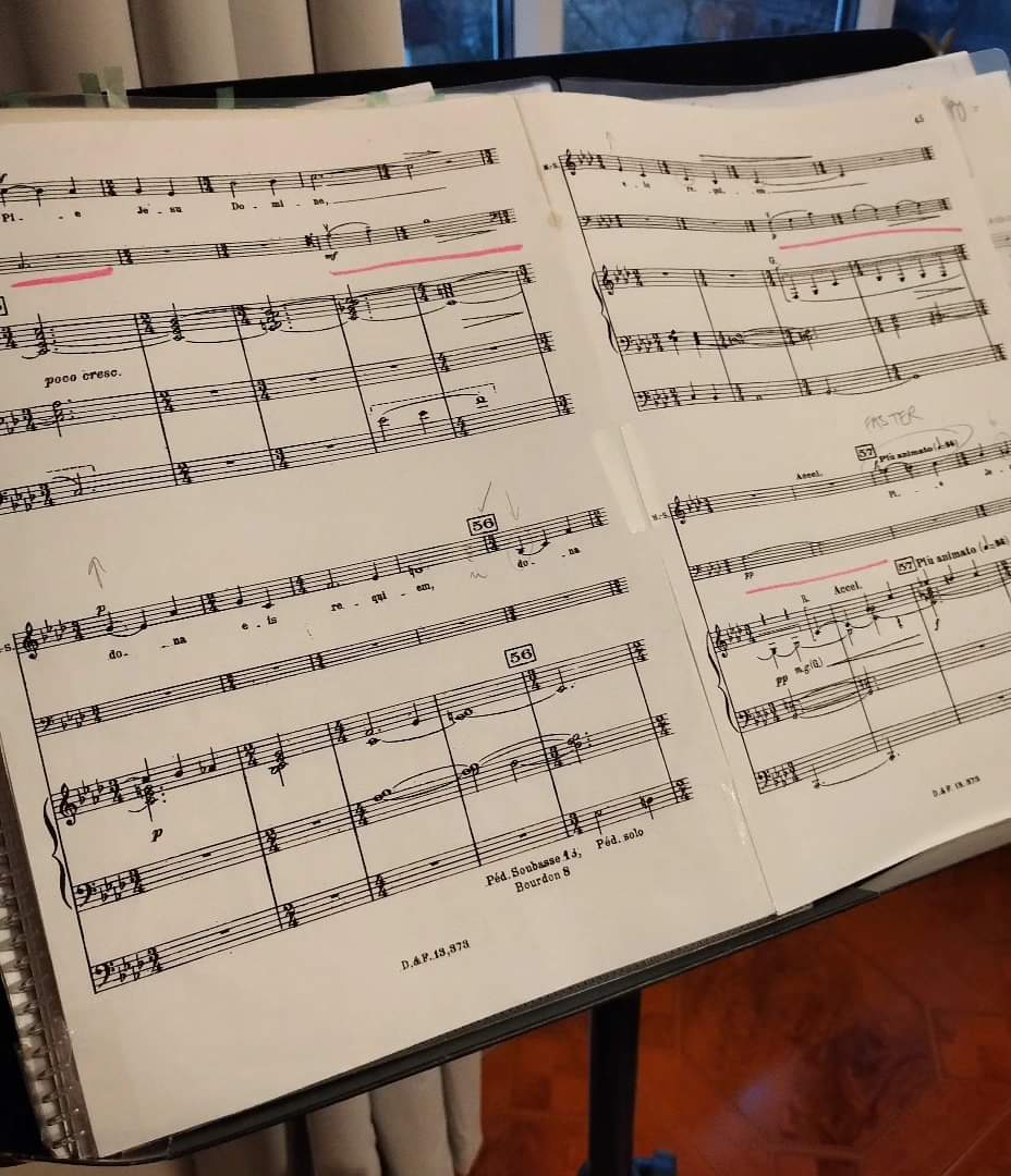 Cosy November afternoon practicing this beautiful "Pie Jesu" for tomorrow's Duruflé Requiem as the evening draws in 🌙
