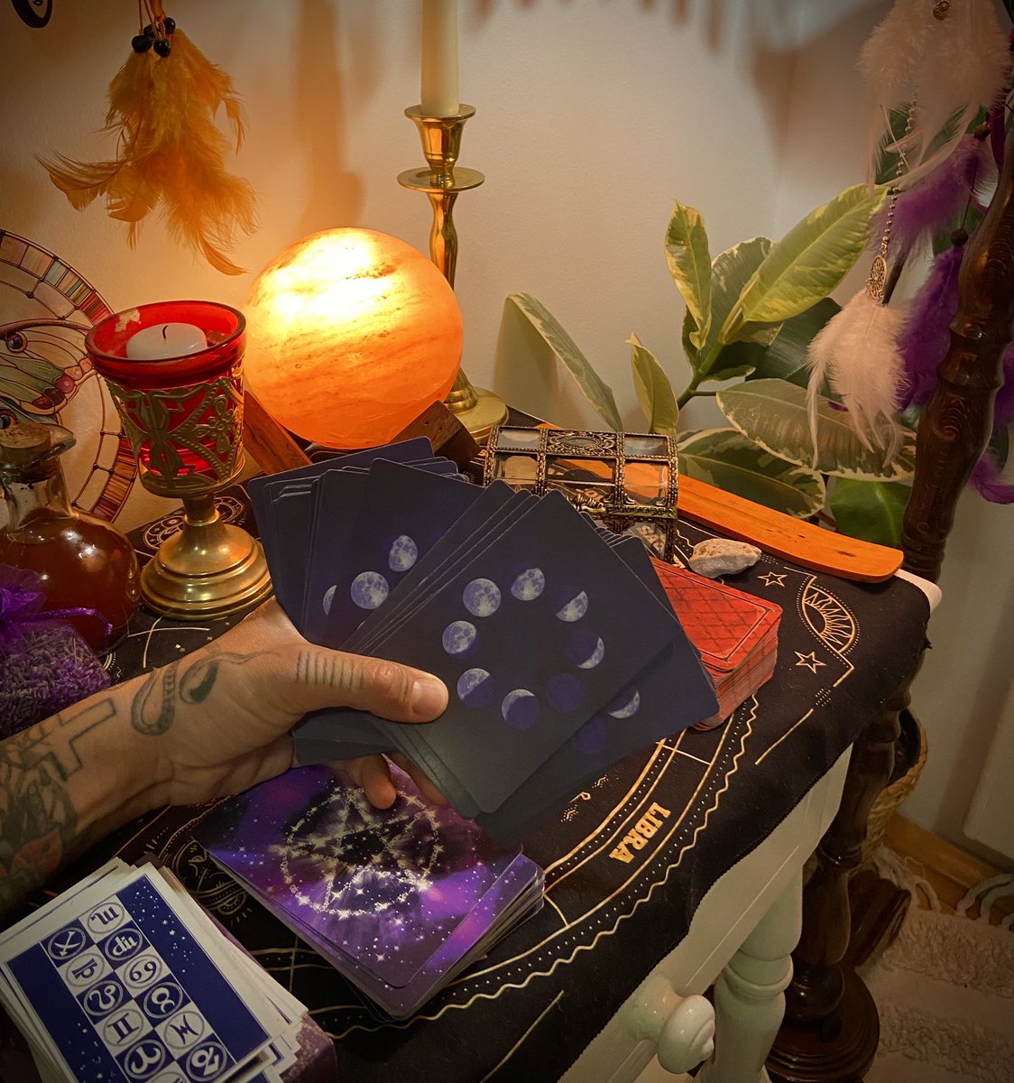 LunaMothTarot's tweet photo. 🔮MALO DRUGAČIJA AKCIJA!✨
Svakome ko se javi u dm šaljem poruku iz Moonology Oracle špila.
To je za vas lično izvučena poruka za naredni period, nije potrebno postavljati pitanje, samo se javite ako želite da vidite šta vam karte poručuju. Tu sam i odgovaram do kraja večeri.
Duboko sam zahvalna svakome ko ovu akciju podeli! 💗✨🥰
