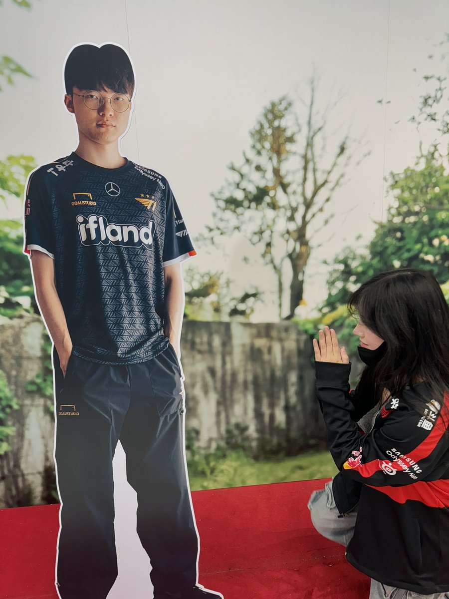 smolmiku's tweet photo. PLZ GIVE T1 UR ENERGY
jk they win 3-2 ez not even worried 😮‍💨 https://t.co/b7DHTZPLLQ