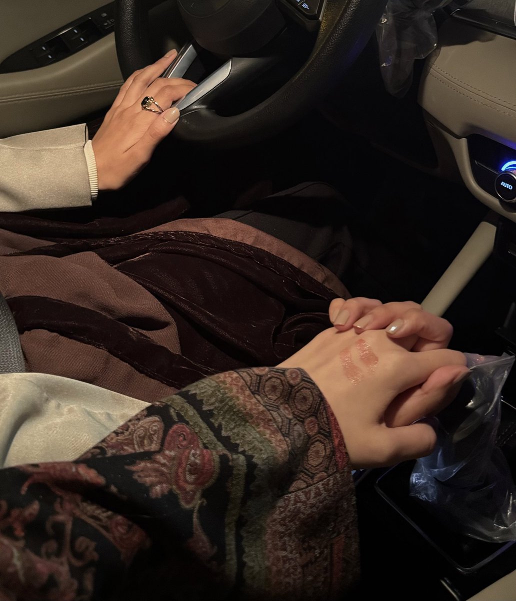 ارى في قربك دنيا انيقه لذلك ادمنتك .