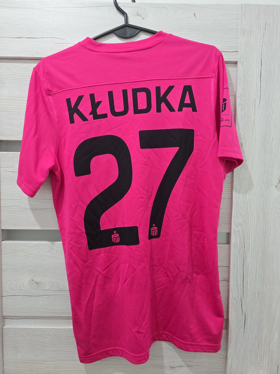 102.Sezon 2024/25
Bartłomiej Kłudka2️⃣7️⃣
Prod.Nike  
Koszulka okolicznościowa limitowana 
grana w meczu <a href="/ZaglebieLubin/">Zagłębie Lubin</a>🇨🇮vs.<a href="/Jagiellonia1920/">Jagiellonia Białystok</a> 
19.10.24 (1:3) przekazana po meczu przez samego piłkarza .
Koszulka nie jest na wymianę.
#TwitterZL