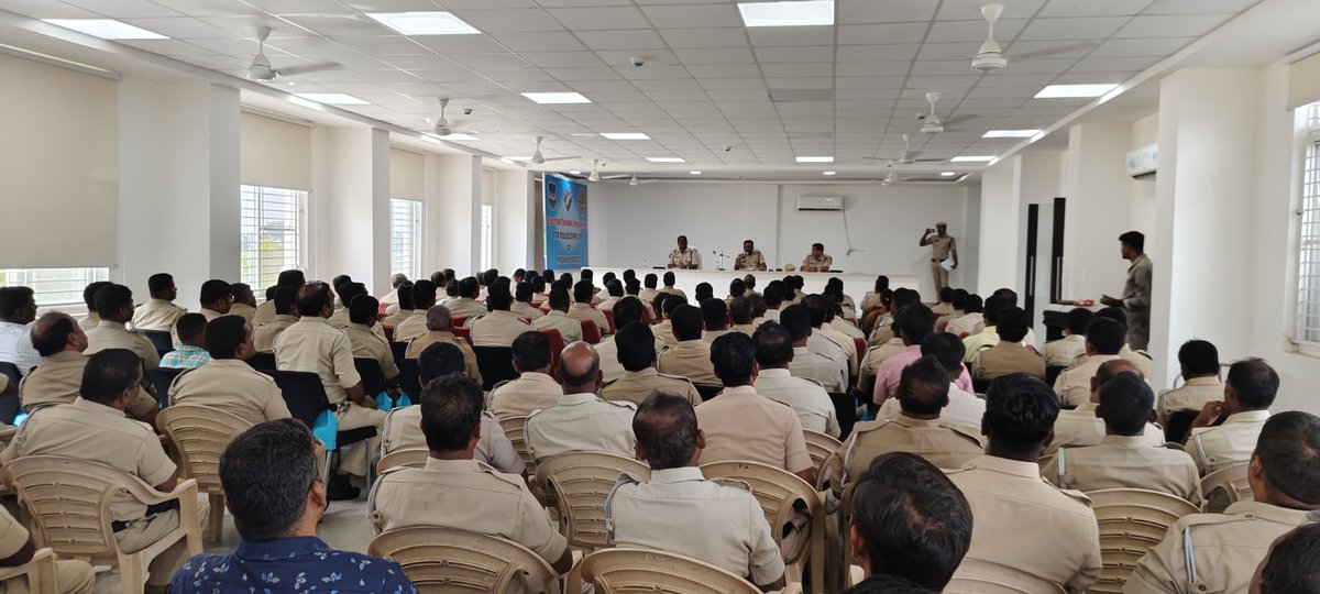 spmedak's tweet image. హోంగార్డు ఆఫీసర్లతో  ఆత్మీయ సమావేశం
హోంగార్డు ఆఫీసర్ల శాఖపరమైన సమస్యలు నేరుగా తెలుసుకునేందుకు ముఖముఖి కార్యక్రమం ఏర్పాటు
హోంగార్డు ఆఫీసర్ల సమస్యలు పరిష్కారానికి కృషి చేస్తాం
జిల్లా ఎస్.పి శ్రీ.డి.ఉదయ్ కుమార్ రెడ్డి  ఐ.పి.ఎస్. గారు.
#HomeGuards #MedakPolice