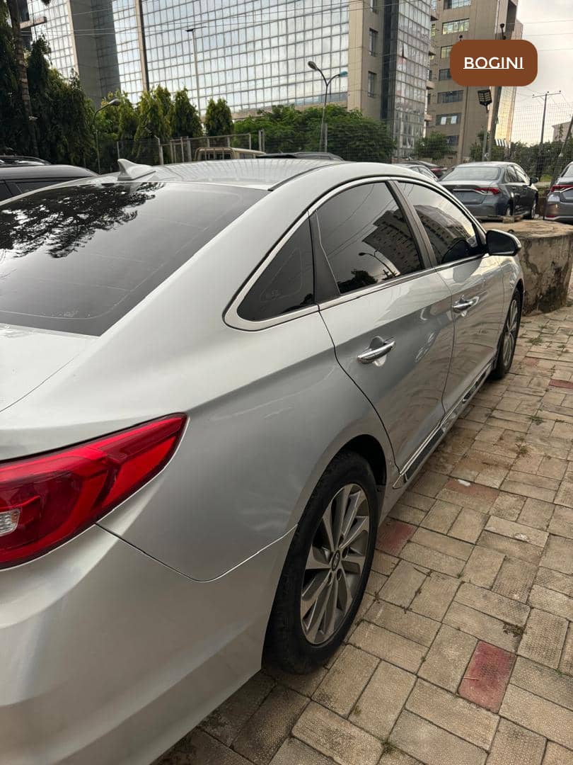 Dhewuyi's tweet photo. ✨ For Sale ✨

• 2015 Hyundai Sonata Sport 
• GDI engine
• Automatic, FWD 
• Auxiliary audio input/CD Player/Apple Carplay and Android Auto Compatible/Bluetooth audio 
• Leather seat
• Keyless 
• Custom papers
 
Asking price: 16M 
(Compensation for proxy sellers) https://t.co/UjMH7aaX2T