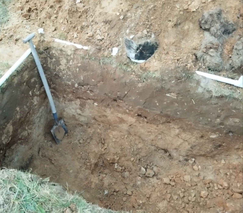 Do not start digging.
I wanted to create a little cavity for my greenhouse.
Max 30 cm.
It's 6 hours later, the hole is almost 1.5m deep.
I'm not done.
I yearn for the mines.
I don't know how this will end.