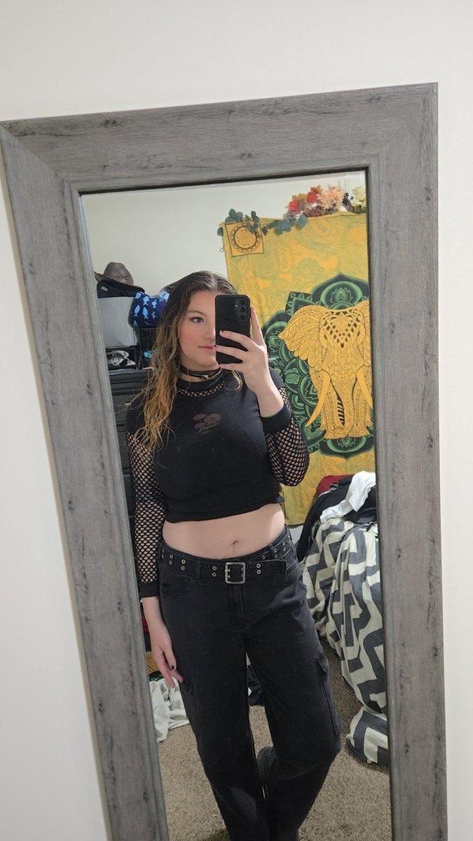 megan_ayche's tweet photo. Y2K Night was a success 😌
A few key takeaways:
- scrunching your hair takes A LOT longer than I remember..
- baggy pants are actually VERY COMFORTABLE
- I already dress very y2k on a daily basis..
- I'm still actually decent at beer pong (after a few drinks)
#xlnc #y2knight https://t.co/mH5xkFTWqb