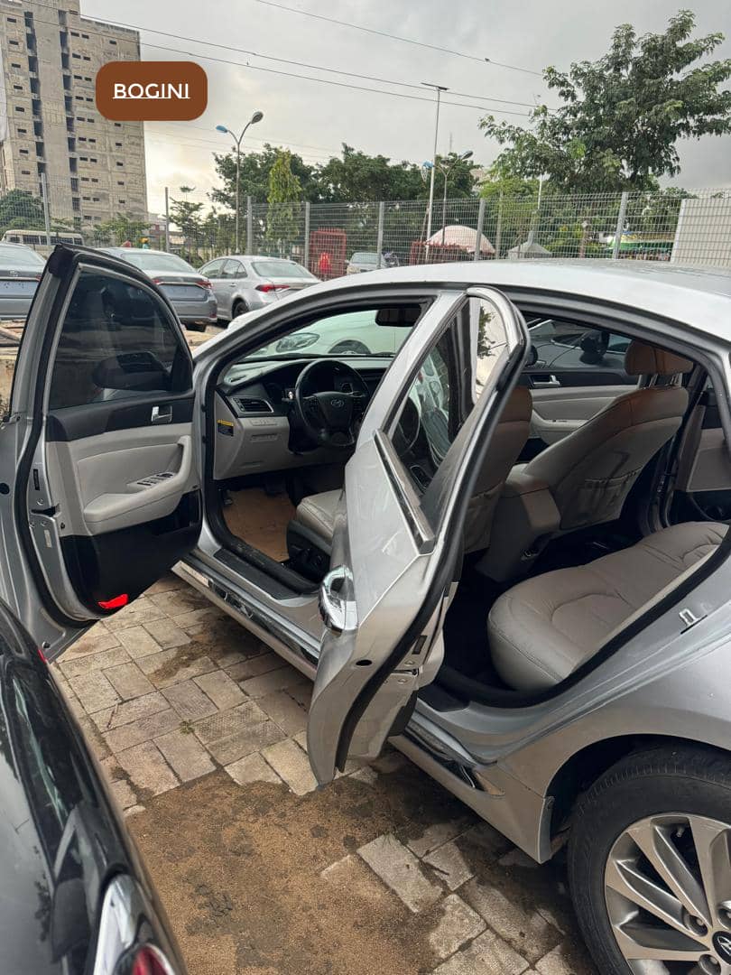 Dhewuyi's tweet photo. ✨ For Sale ✨

• 2015 Hyundai Sonata Sport 
• GDI engine
• Automatic, FWD 
• Auxiliary audio input/CD Player/Apple Carplay and Android Auto Compatible/Bluetooth audio 
• Leather seat
• Keyless 
• Custom papers
 
Asking price: 16M 
(Compensation for proxy sellers) https://t.co/UjMH7aaX2T