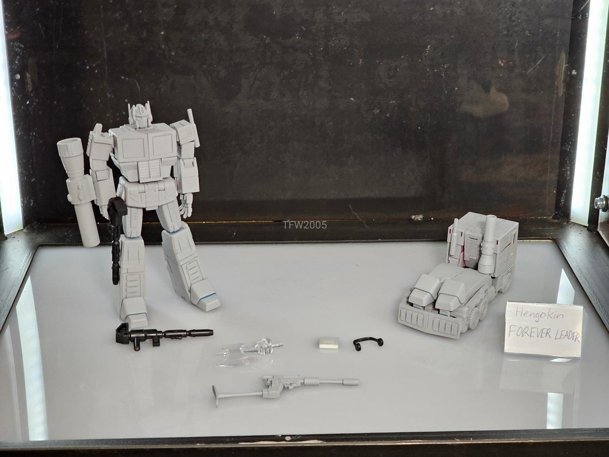 TopOfSkyboundTF's tweet photo. Hengokin Forever Leader, CHUG scale 3p Skybound Optimus 
This is a must buy https://t.co/iH5nu91eyT