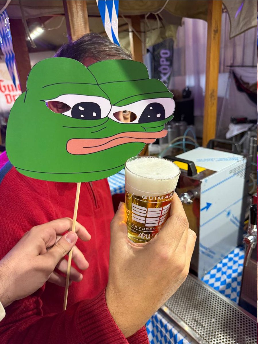 ApusCoin's tweet photo. Henlo 🐸

The Apu sponsored Guimarães Beer Festival is on it's second day (ends tomorrow) and we wanted to share these great photos from the event! 

There's Apu clothes being rocked, Apu mask being worn, Apu glasses being chugged, and Apu is even on the big screen himself.

Thank you again to the amazing individuals in the community who helped make this happen, We'll share more pictures as we can, be sure to check out the ones in the comments!