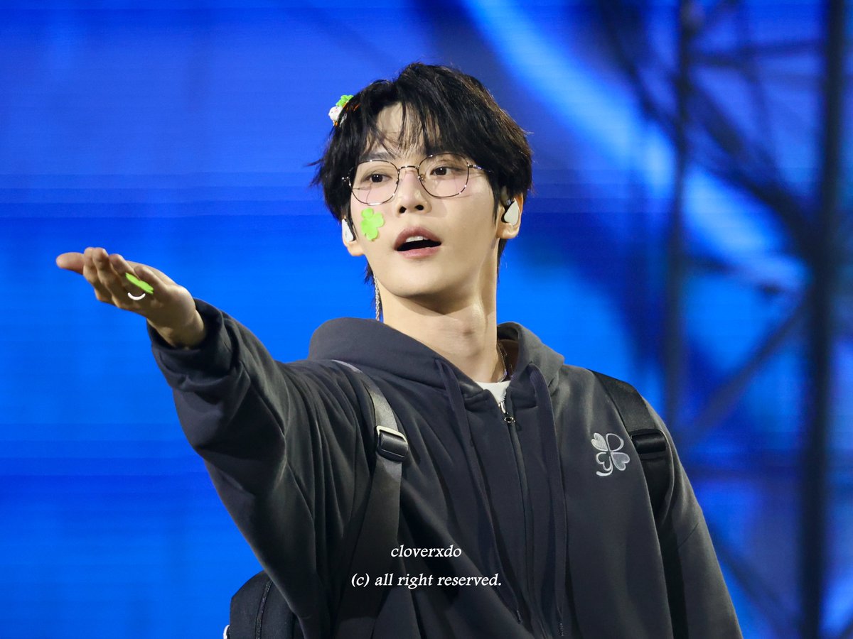 cloverxdo's tweet photo. 241102 도영 Dearest Youth 콘서트

클로버 잡으려고 하는 도영이가 너무 기여워.. 🥹🍀💚

#도영 #DOYOUNG #ドヨン
#NCT127 #NCT https://t.co/vUkoZo76p2