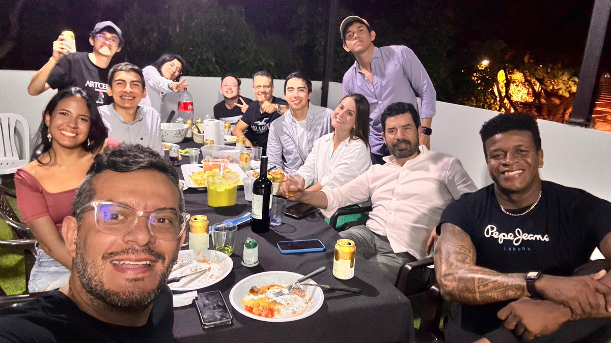 CaicedoUcros's tweet photo. Terminó la COP16 y mis aplausos son para nuestro equipo de @ELTIEMPO.

Sacamos, por dos semanas, mínimo:

🗞️ 5 páginas de impreso diarias
📹15 entrevistas en vídeo diarias
🔴Tres emisiones en vivo diarias

Un cubrimiento gigante, inmenso, monumental y necesario. Gracias miles. https://t.co/ln40MdTX0n