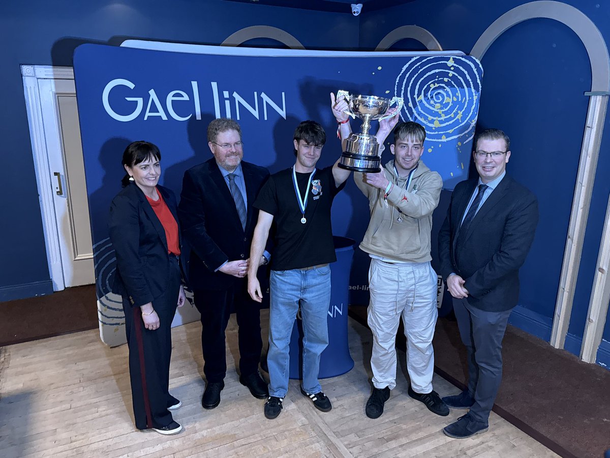 SEAIMPÍNÍ Chomórtas Díospóireachta Gael Linn agus Corn The Irish Times ag dul go Coláiste na hOllscoile, Corcaigh! 🏆