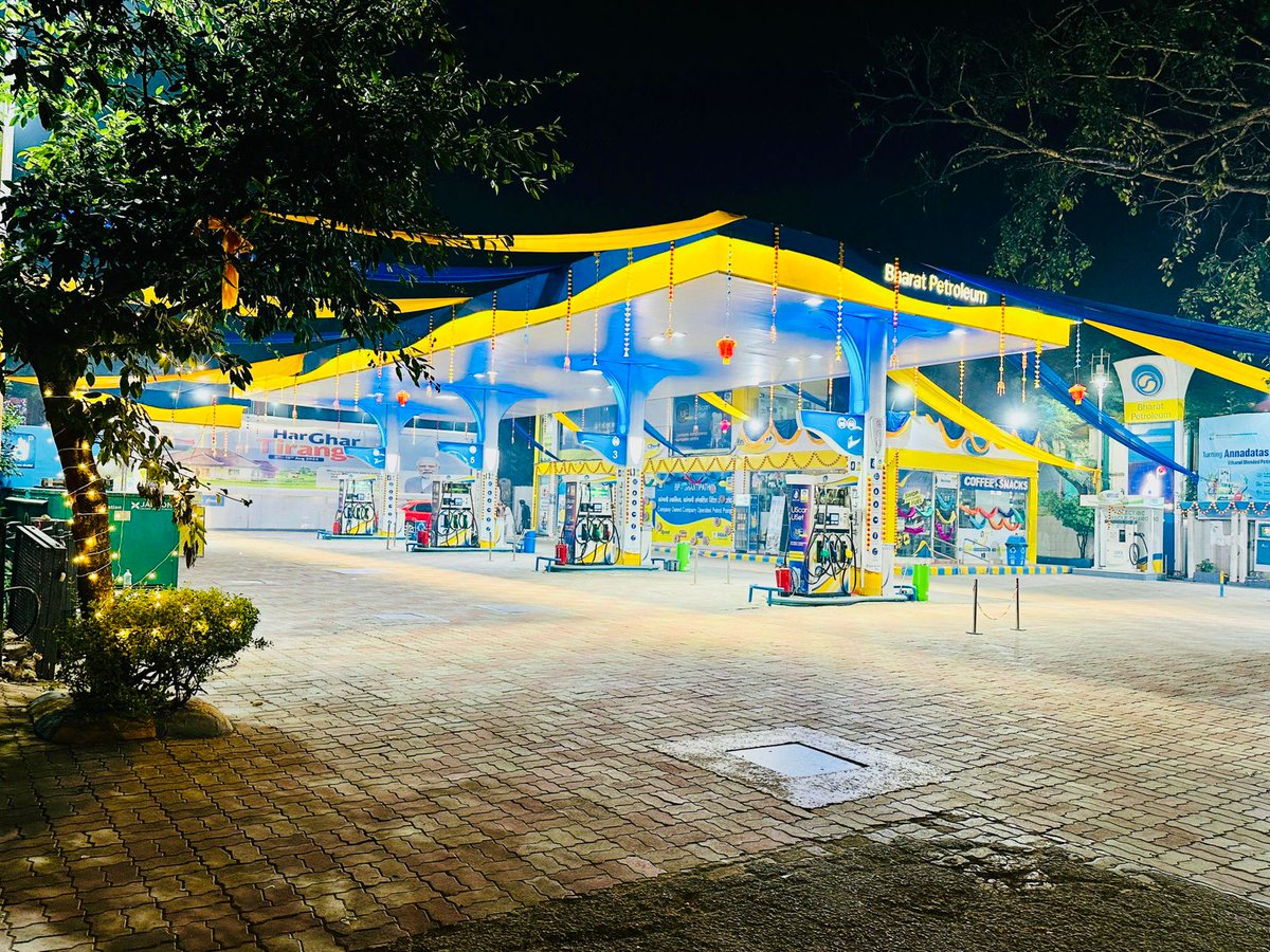 DelhiBpclRetail's tweet photo. #HappyDiwali #Diwali2024 
@BPCLimited @BPCLRetail 
Wishing everyone light and love!
From our very own all women squad of BP- Shantipath https://t.co/0CnOg4bLSC