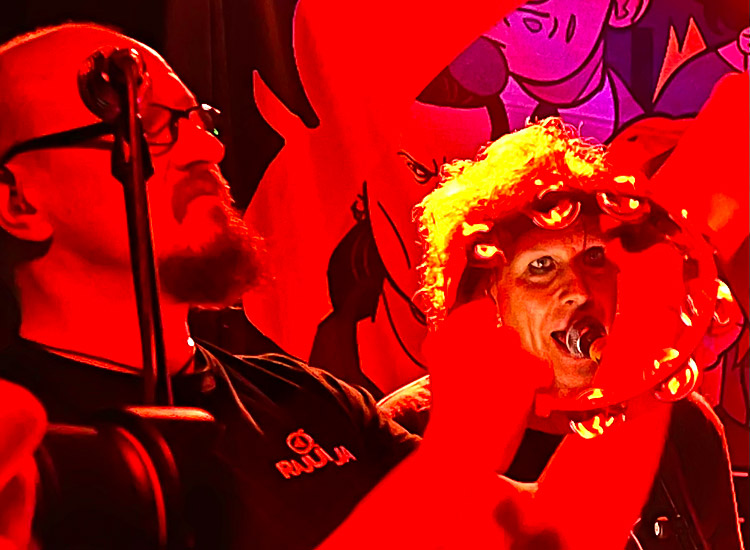 Neue Konzertreview online: Die finnischen Crossover-Monster WALTARI um Sänger und Gründungsmitglied Kärtsy Hatakka (rechts) sowie Special Guest PVRS aus Belgien rocken den Frankfurter Club #Ponyhof➡️ bit.ly/4fum4gf #waltari #pvrs