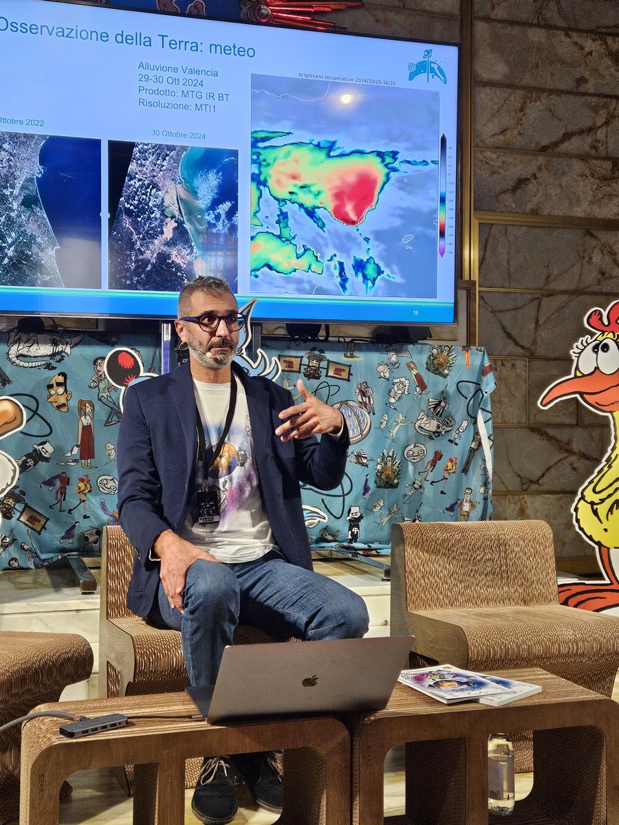 ComicsScience's tweet photo. Interventi tempestivi in caso di disastri naturali, prevenzione dei rischi e monitoraggio costante. Questi sono solo alcuni dei vantaggi che il programma #SpaceItUp di @ASI_spazio e @mur_gov_, presentati da Domenico Cimini (@CnrImaa) al Comics&Science PALACE. https://t.co/0eSe1SxfNl