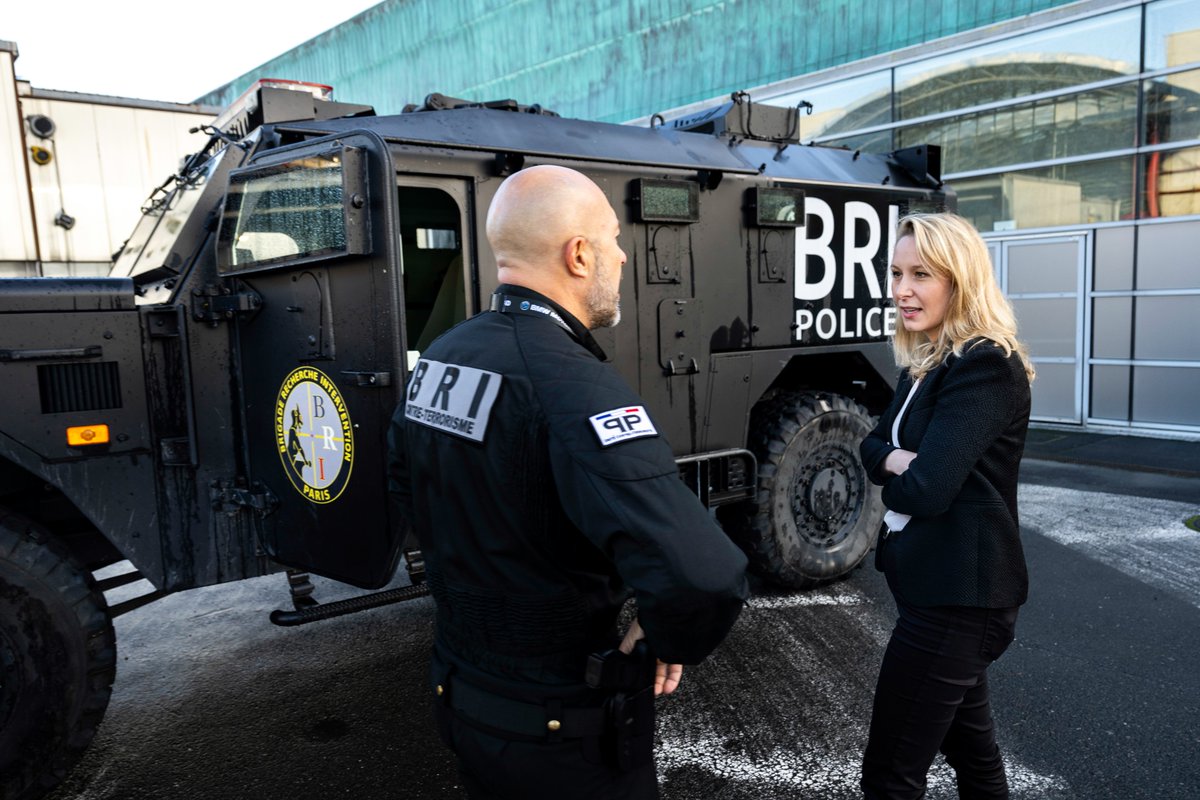 MarionMarechal's tweet photo. À Rennes, Poitiers, Villeurbanne, Rillieux-la-Pape, Dijon, les narco-trafiquants sont en train de prendre le contrôle de quartiers entiers.

Lors des élections européennes, nous avons porté un plan anti-drogues, inspiré des lois anti-mafia italiennes, pour que la France ne se transforme pas en narco-État.

Il est encore temps d’agir avant qu’il ne soit trop tard.

Voici notre plan anti-drogues en 10 mesures. ⤵️

1️⃣ Facilitation de la confiscation des biens, durcissement du délit de non justification des ressources et renforcement des GIR pour taper aux portefeuilles tous les trafiquants qui roulent dans des voitures coûteuses et ont un train de vie luxueux grâce à l’argent de la drogue.

2️⃣ Généralisation de la saisie des biens et des sociétés des gros trafiquants sur le modèle des lois anti-mafia italiennes.

3️⃣ Simplification de la procédure pénale et adaptation des outils d’enquête à la menace actuelle.

4️⃣ Peine de prison automatique pour les dealers récidivistes sur le modèle de la « doctrine des trois coups » américaine.

5️⃣ Expulsion systématique de tous les trafiquants de drogue étrangers : on ne peut pas séjourner en France pour venir corrompre sa jeunesse et semer la mort.

6️⃣ Perte des allocations familiales et expulsion des logements sociaux pour les dealers, ils doivent être exclus de la solidarité nationale.

7️⃣ Extension de l’amende forfaitaire aux consommateurs mineurs (payée par les parents si besoin) et aggravation graduelle en cas de récidive.

8️⃣ Augmentation massive des contrôles de marchandises dans les ports européens, alors qu’aujourd’hui seuls 4% des conteneurs sont contrôlés.

9️⃣ Création d’un « Frontex » anti-drogue (structure beaucoup plus ambitieuse et dotée que l’actuelle plateforme EMPACT), chargé de coordonner l’action des États membres et de déployer un corps européen spécifique - constitué de policiers, de douaniers et de militaires détachés par les États membres - dans tous les sites sensibles d’arrivée ou de transit des stupéfiants (ports, aéroports, grands axes autoroutiers).

1️⃣0️⃣ Grande campagne européenne de prévention et de protection de la jeunesse pour en finir avec la banalisation de la consommation et la légende d’une « drogue douce ».