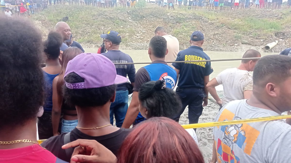#Buenaventura 
En obra abandonada estadio Marino Klinger joven Brayan Estiven Aguirre se ahoga <a href="/UNGRD/">UNGRD🇨🇴</a> quien responde? Decenas de niños y jóvenes utilizan estas piscinas de la obra llenas con agua lluvia que generan mosquitos y producen mosquitos de Dengue  <a href="/petrogustavo/">Gustavo Petro</a> urgente