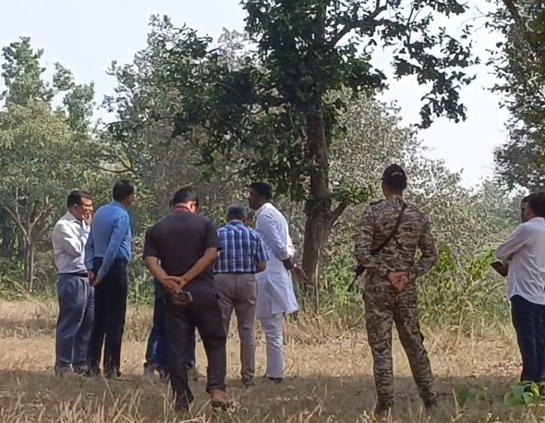 minforestmp's tweet photo. मुख्यमंत्री डॉ. मोहन यादव के निर्देश पर तीन सदस्यीय जांच दल ने उमरिया घटना स्थल का लिया जायजा

पोस्टमार्टम रिपोर्ट आने के बाद ही वस्तुस्थिति स्पष्ट होगी : वन राज्य मंत्री श्री @bjpdilipahirwar

हाथी के हमले में 2 लोगों की मृत्यु पर जताया शोक https://t.co/iOpXosZyNw