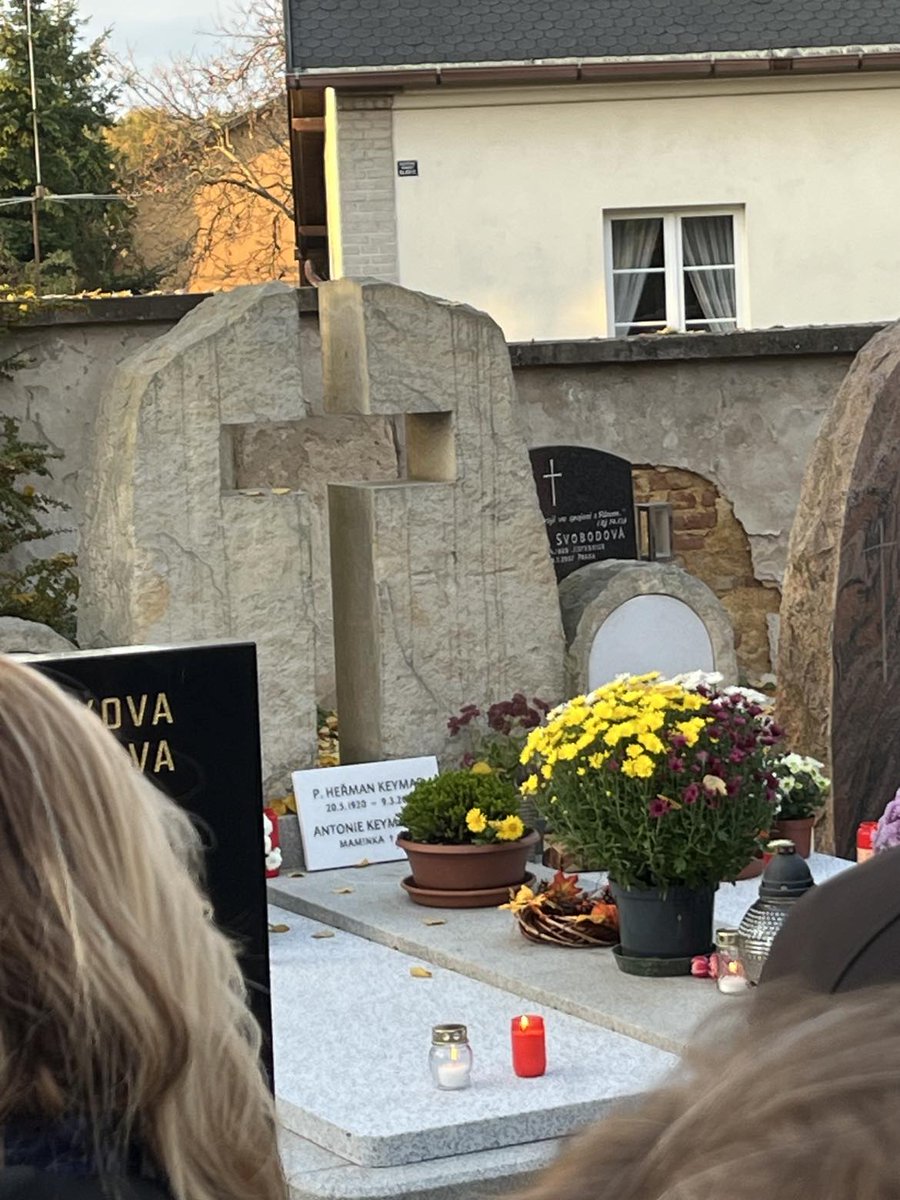 HayatoOkamura's tweet photo. Ohlédnutí za ,,nebeskými narozeninami" (1.výročím úmrtí) dlouholetého faráře v Praze - Karlíně otce Miroslava Cútha. Otec Mirek během svého života pomohl mnoha lidem ve složité životní situaci. Jako katolický kněz byl doma ve společenství Hnutí fokoláre.
https://t.co/zwuMwPMz8F https://t.co/E1wjDV03C5