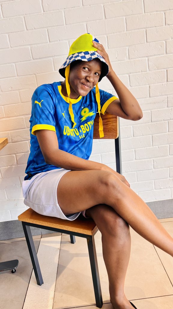 TKTebatso's tweet photo. Obviously I’m not laughing at #chiefs 

We’re @Masandawana 🟡🟢👆

#CarlingKnockout 
#Sundowns https://t.co/HVmGDPIFqX