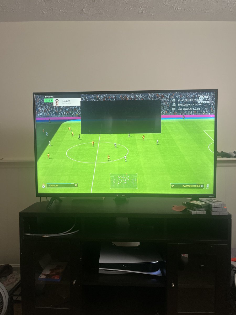 TimothyStasinos's tweet photo. ⁦@EA⁩ ⁦@FUT24News⁩ ⁦@FIFA22_INFO⁩ what is this black freezing on the screen and making me lose by 3 it happens all game long at the worst times ever what is this ???? https://t.co/FGM1MdsYYX