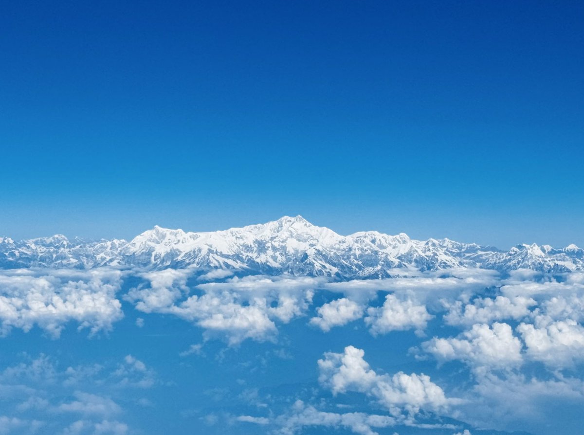 Эверест оргил онгоцны цонхоор

Энэтхэгийн Калькутта хотоос Бутаны Паро нисэх замд Хималайн нурууны ноён оргилууд бүгд харагддаг юм байна. 8848 м өндөр Эверестийн ноён оргил, зүүн гар талд 8516 м Лопце, баруун гар талд 7861 м Нупце оргилын хамт үүлэн дээгүүр цойлон дүнхийж байна.